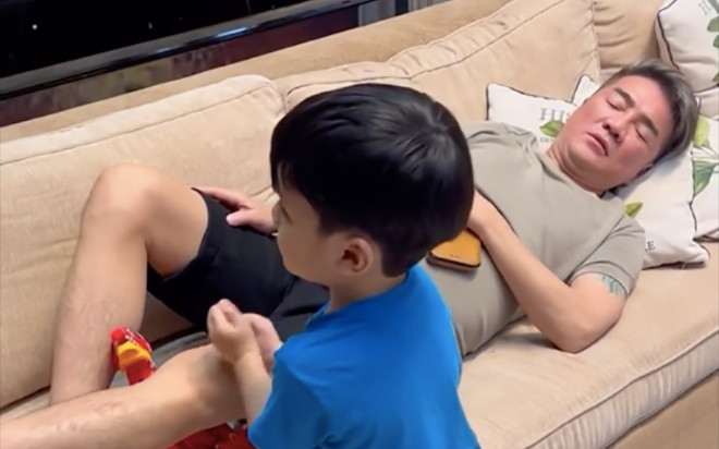 Mới 4 tuổi, con trai Đàm Vĩnh Hưng đã thể hiện sự hiếu thảo với bố, nói một câu khiến ai cũng xúc động Ảnh 2