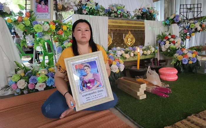 Khung cảnh đám tang nữ ca sĩ qua đời do rơi xuống bể bơi: Hiu quạnh vắng vẻ, người thân suy sụp Ảnh 2