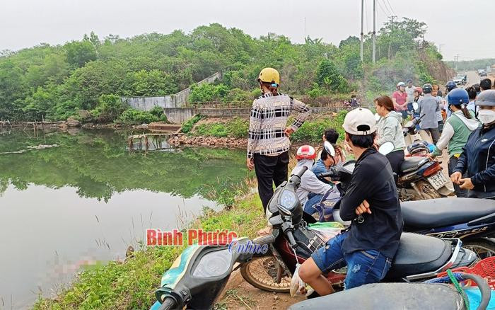  Thấy vật thể lạ nổi ở đập nước nên tò mò đến kiểm tra, người dân sởn gai ốc với cảnh trước mắt Ảnh 1