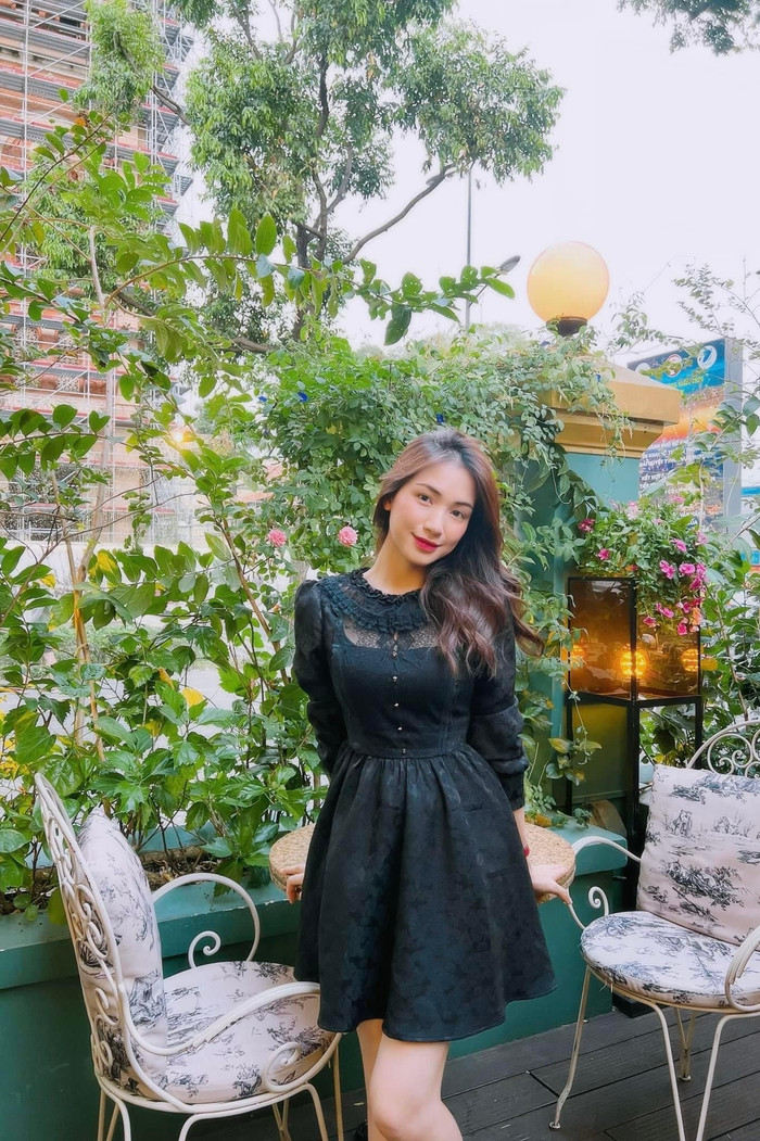 Trải qua chuyện tình cảm không mấy suôn sẻ, Hoà Minzy tập trung sự nghiệp. Thời gian gần đây, cô phát triển thêm mảng kinh doanh online và được nhiều người ủng hộ 