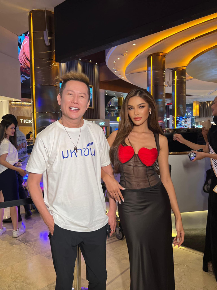 Ông Nawat đã mắng Aoom Thaweeporn Phingchamrat - một thí sinh nổi bật trong cuộc thi Miss Grand Thailand 2023 vì thường xuyên diện đồ của nhãn hàng từng tài trợ cho Miss Universe Thailand.