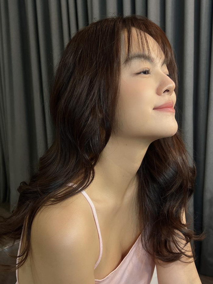 Làn da căng bóng, tràn đầy sức sống của Phạm Quỳnh Anh được phô trọn thông qua góc chụp cận