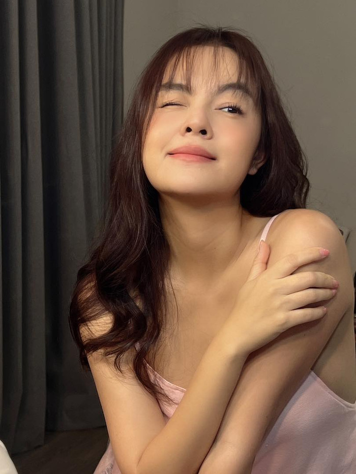 Phạm Quỳnh Anh diện một chiếc váy hai dây buông lơi khéo khoe vẻ bề ngoài quyến rũ, mặn mà