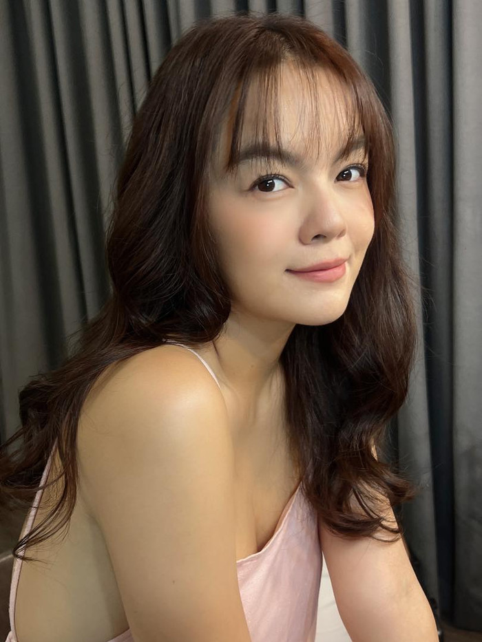 Một trong những hình ảnh mới nhất của Phạm Quỳnh Anh, cô nàng đã cắt tóc mái thưa thay vì rẽ ngôi tóc lộ trán như trước đây