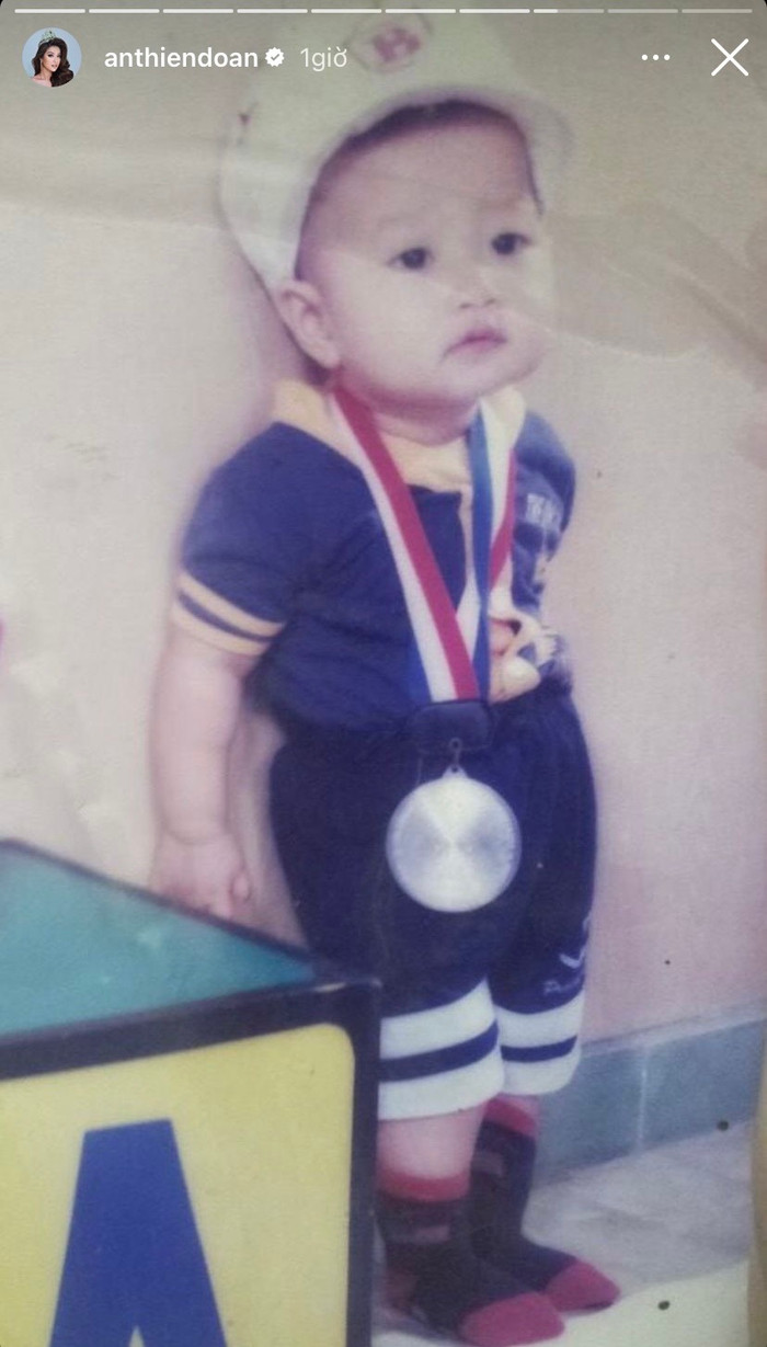 Nàng hậu diện các trang phục năng động.