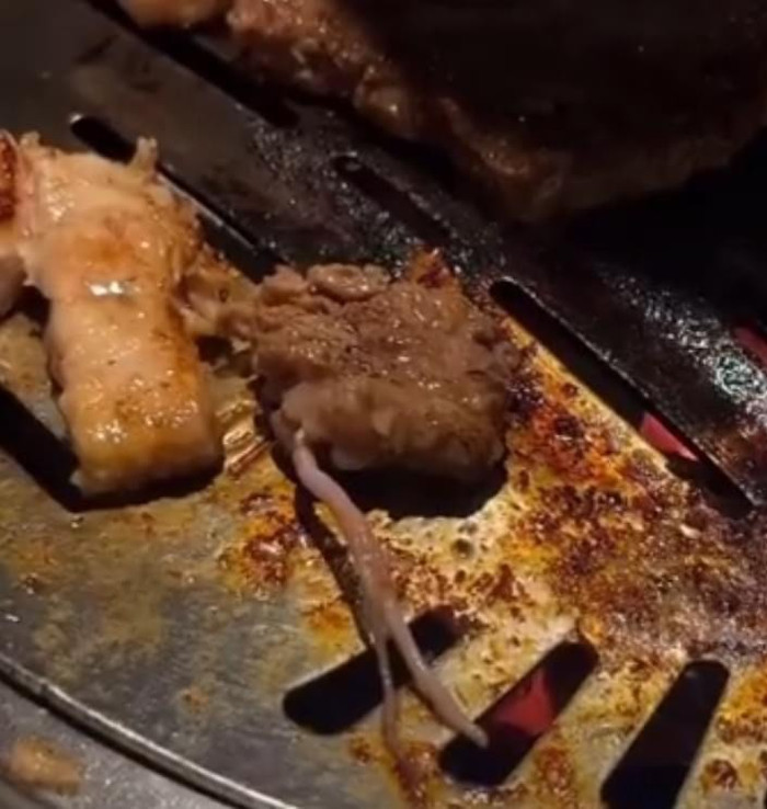 Hình ảnh thịt bò bị “tố” có sán ngoe nguẩy được đăng tải trên mạng xã hội