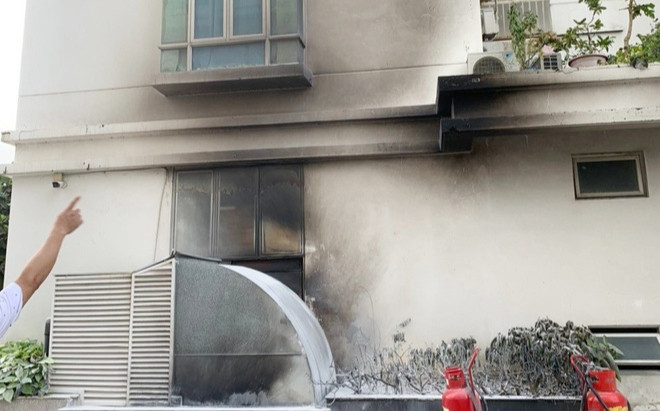 Gã đàn ông mang xăng đốt chung cư ở TP.HCM, camera ghi lại khoảnh khắc đáng sợ Ảnh 2