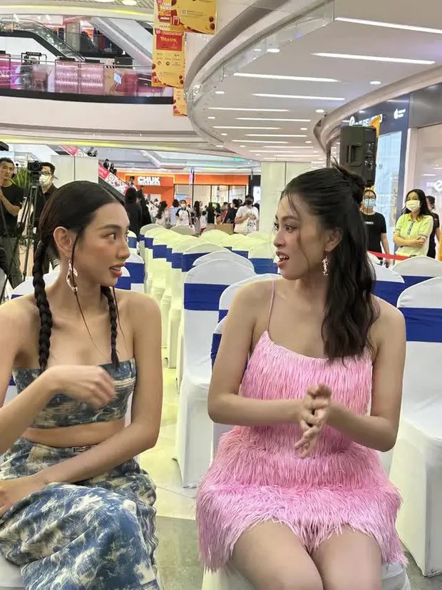 Màn đọ sắc 'bất phân thắng bại' của Hoa hậu Tiểu Vy và Thuỳ Tiên qua ống kính cam thường Ảnh 2