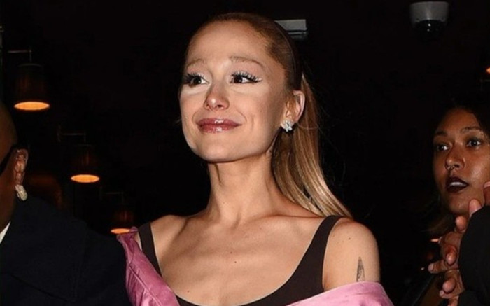 Vì sao Ariana Grande gầy trơ xương trong loạt ảnh mới? Ảnh 2