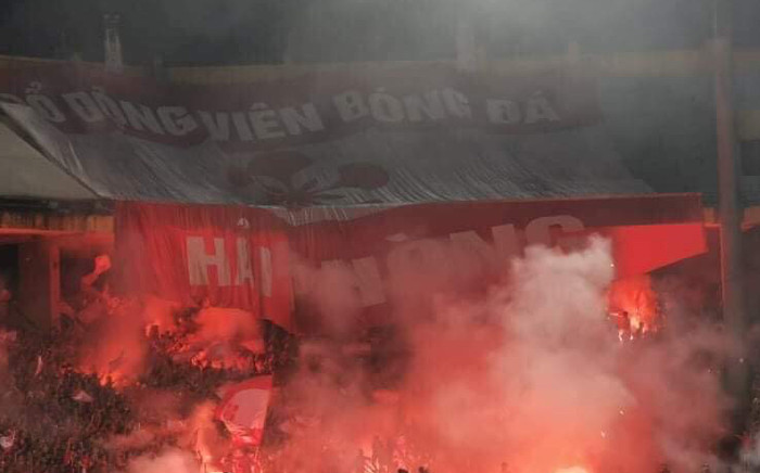 Sân Hàng Đẫy của Hà Nội FC có bị 'treo' khi để CĐV đốt pháo sáng? Ảnh 2