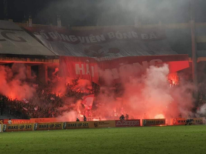  Sân Hàng Đẫy của Hà Nội FC có bị 'treo' khi để CĐV đốt pháo sáng? Ảnh 1