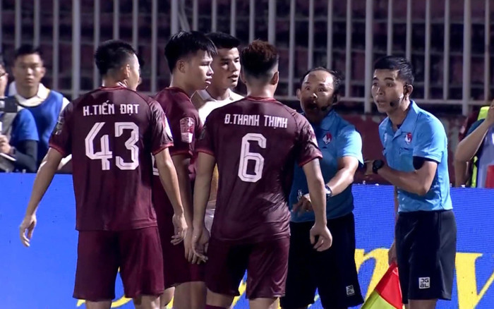 Trọng tài 'bẻ còi' trong ngày TPHCM hoà Bình Định Ảnh 2