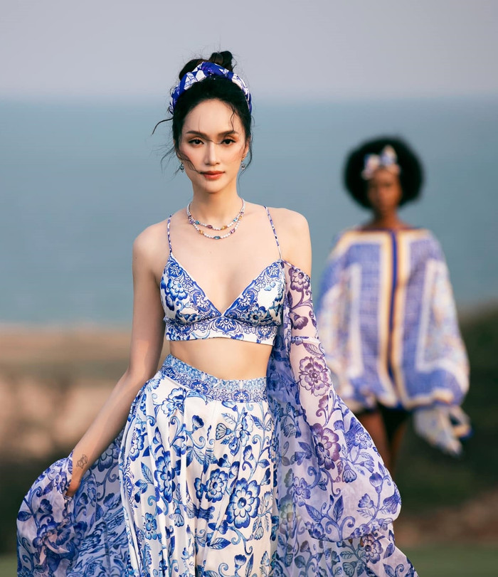  Hương Giang lần đầu catwalk sau ồn ào chưa được cấp phép, so kè cơ bụng với H'Hen Niê Ảnh 1