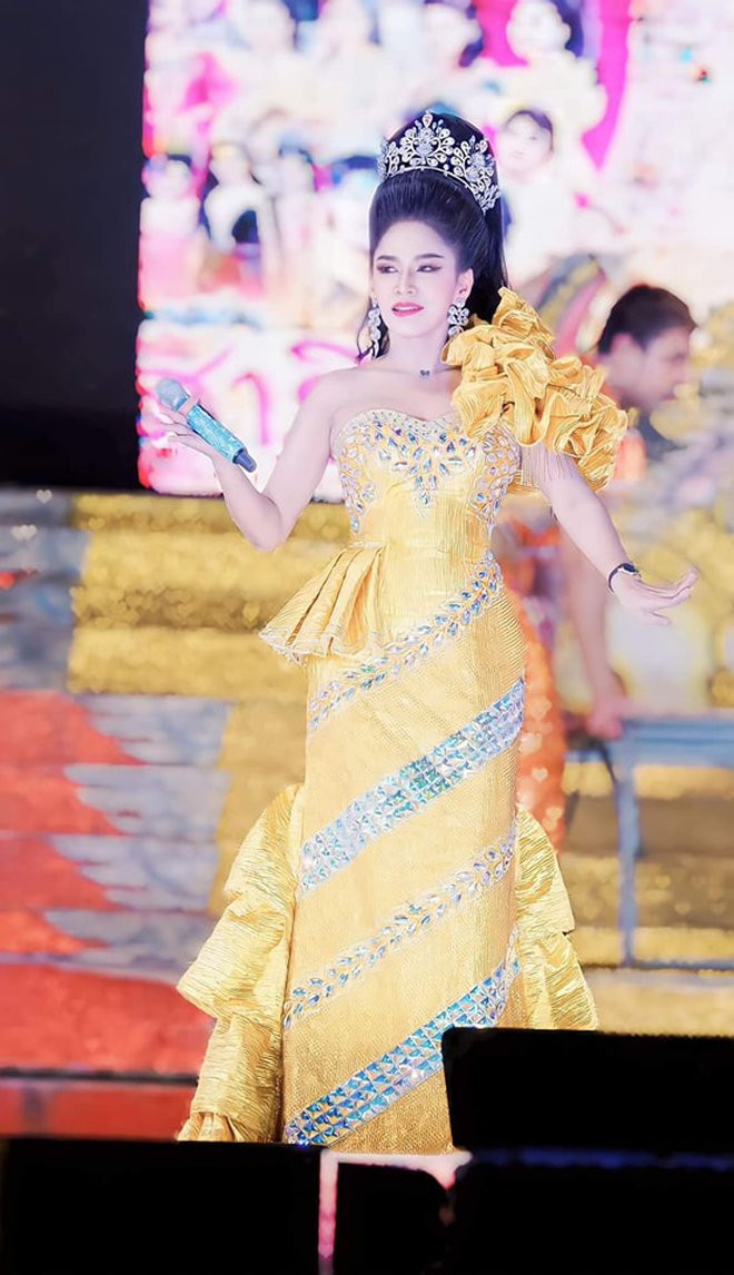  Đồng nghiệp khóc nấc trên sân khấu, hát tiễn đưa nữ ca sĩ qua đời do ngã hồ bơi Ảnh 1