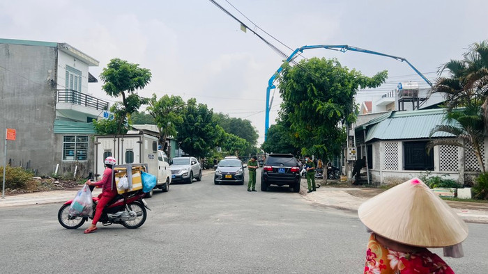 Lực lượng chức năng phong tỏa hiện trường để điều tra vụ việc. Ảnh: PLO