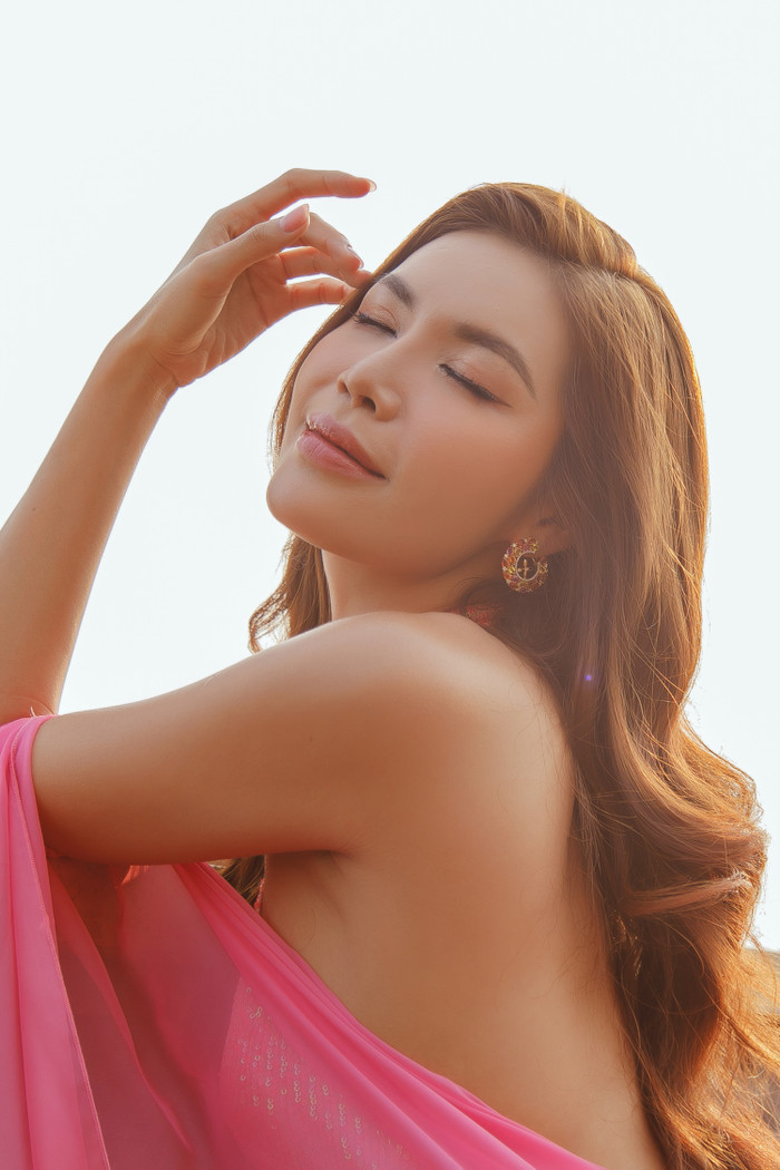 Ngoài những bước catwalk cuốn hút, sự nữ tính, đằm thắm của Minh Tú trong lần trình diễn này cũng được quan tâm và đánh giá cao.