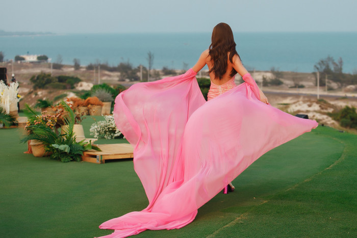 Đó cũng là điều gây tranh cãi trong suốt thời gian qua và làm cho các người mẫu chuyên nghiệp bị cạnh tranh rất nhiều. 