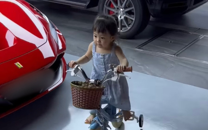 Bà xã Cường Đô La khoe khoảnh khắc ái nữ tập xe nhưng dân tình lại 'loá mắt' với dàn siêu xe kế bên Ảnh 2