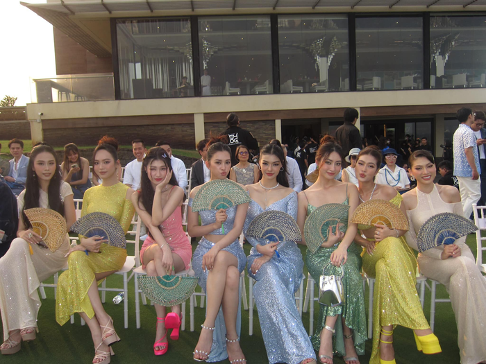 Một 'bầu trời nhan sắc' của dàn hậu đình đám đã chiếm trọn spotlight ống kính. 