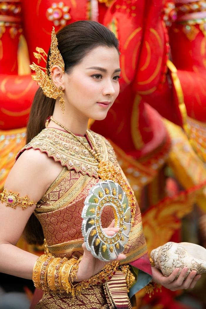  'Nữ thần té nước' gọi tên Baifern Pimchanok: Năm nào cũng bùng nổ visual vì đẹp điên đảo! Ảnh 7