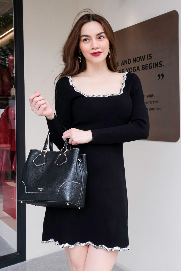 Hồ Ngọc Hà lựa chọn một chiếc đầm đen đơn giản, kết hợp cùng túi xách tối giản. Sự kết hợp này mang lại cho 'nữ hoàng giải trí' vẻ ngoài giản dị và cổ điển hút mắt. 