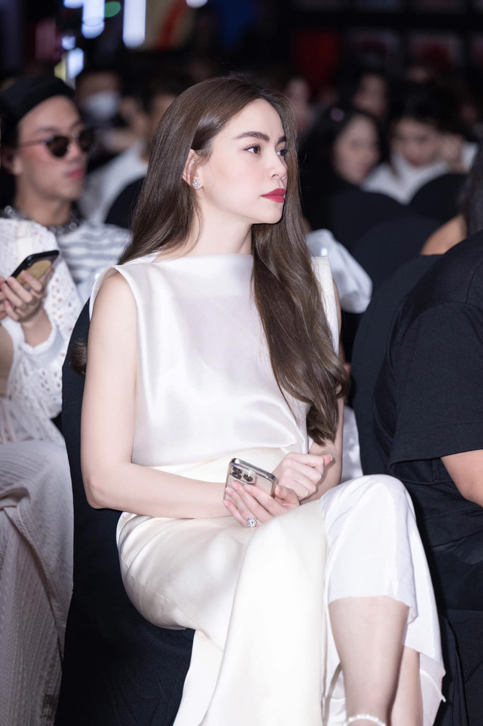 Xuất hiện tại sự kiện, người đẹp diện mẫu đầm trơn đơn giản nhưng không kém phần thanh lịch.