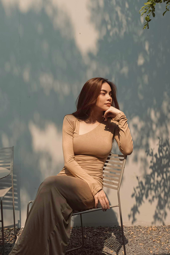 Hồ Ngọc Hà diện mẫu đầm màu nude kín đáo dài chấm gót, nhưng vẫn khéo khoe đường cong gợi cảm. 