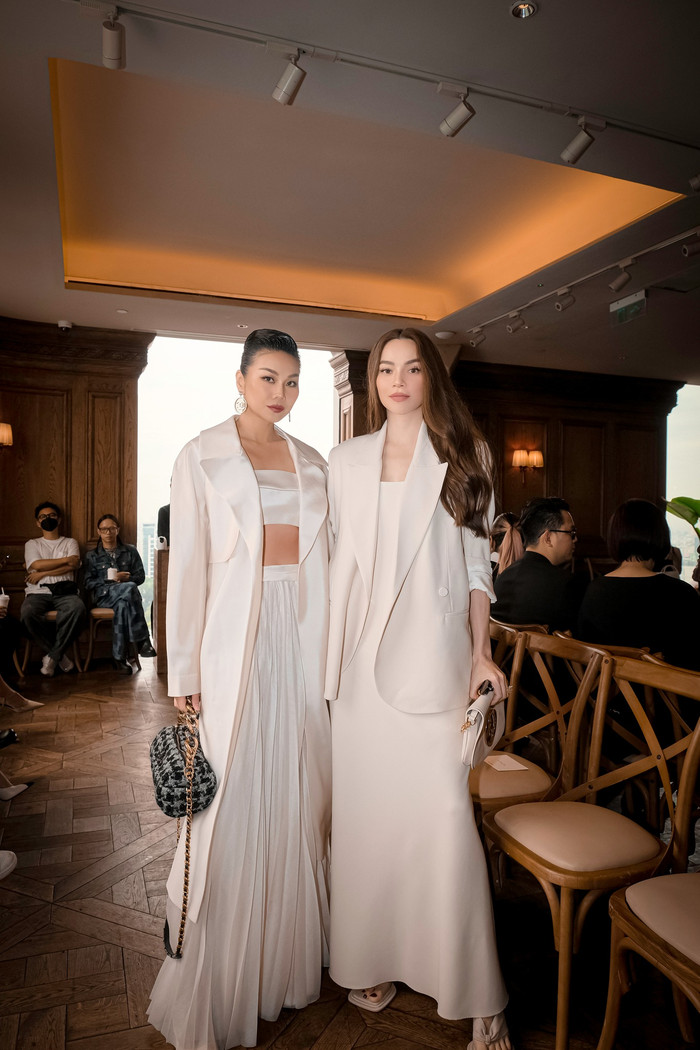 'Nữ hoàng giải trí' Hà Hồ đọ dáng cùng siêu mẫu Thanh Hằng trong một khung hình. Hai người đẹp cùng diện đồ trắng thanh lịch với thần thái ngút ngàn. 