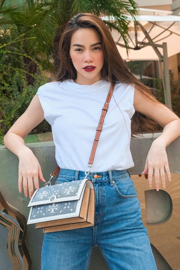 Người đẹp trẻ trung, năng động trong bản phối áo thun trắng cùng quần jeans đơn giản. 