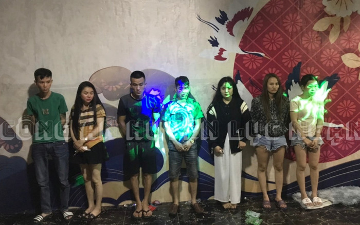 Đột nhập kiểm tra nhà nghỉ Luxury, công an phát hiện cảnh kinh hoàng của 3 nam 4 nữ Ảnh 2