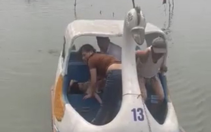 Lật thuyền đạp vịt giữa hồ, bé gái 7 tuổi tử vong thương tâm Ảnh 2