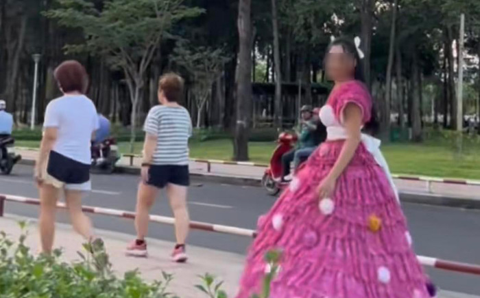 Cất công diện đẹp đu trend 'công chúa đi siêu thị', hai cô gái bị từ chối phũ phàng Ảnh 2