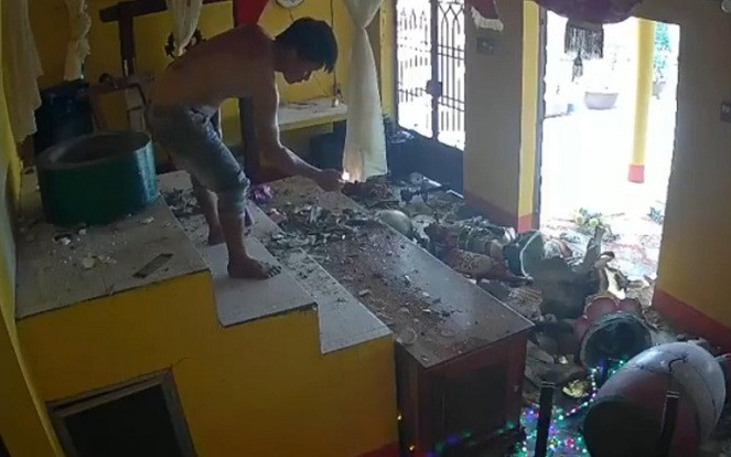 Người đàn ông ở trần, nghi 'ngáo đá' vào chùa làm điều không tưởng Ảnh 2