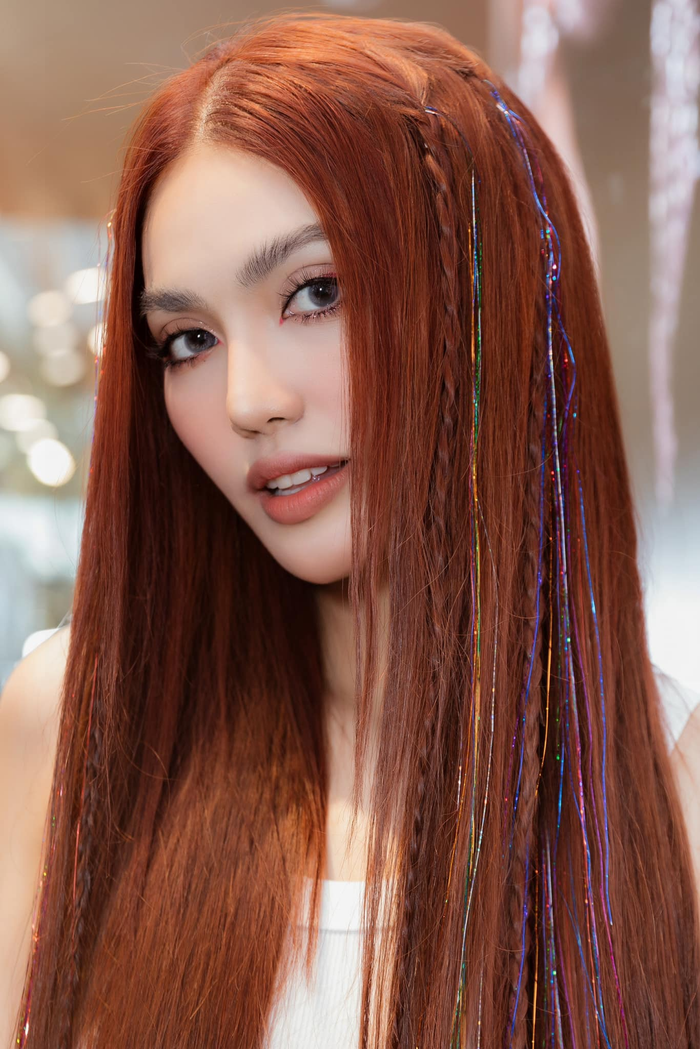 Top 11 Miss World 2015 tạo ấn tượng mạnh với mái tóc nối kim tuyến nổi bật. Cô nàng không cần trang điểm đậm nhưng vẫn đủ toát ra nét đẹp mặn mà ở tuổi 31. 