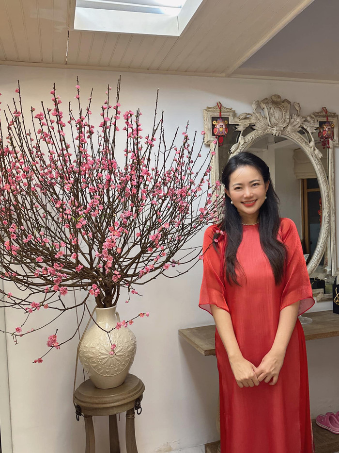 Phan Như Thảo mặc áo dài cách điệu trong chuyến du xuân.