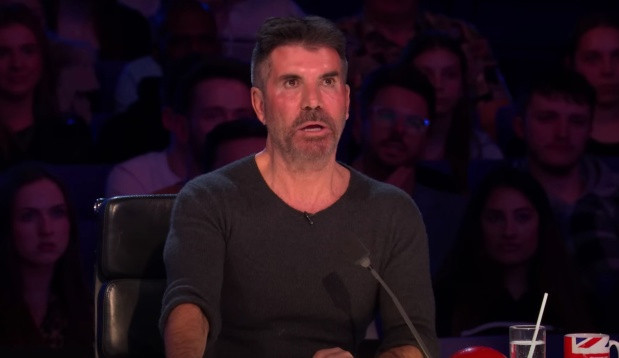 Giám khảo Simon Cowell bất ngờ khi thí sinh tự thiêu