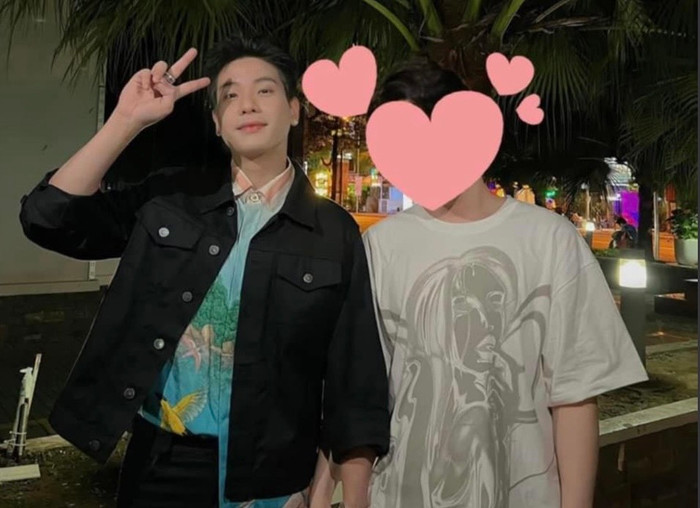 Bạn nam trong hình chụp ảnh nắm tay Quân A.P thực chất chỉ là fan trong FC của nam ca sĩ mà thôi
