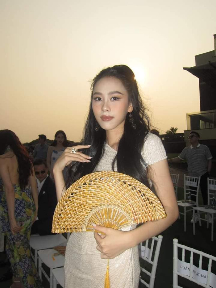 Đèn flash khiến Á hậu Ngọc Hằng cũng đành chịu thua dù thần thái vô cùng sang chảnh. 