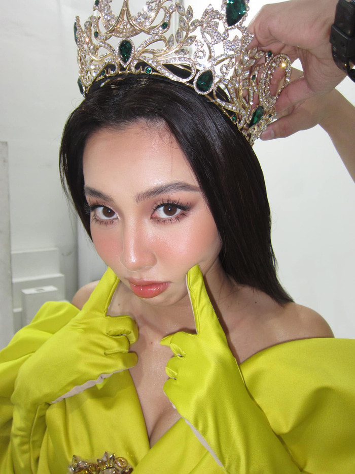 Dù bị 'đàn em' zoom cận nhan sắc, Hoa hậu Thuỳ Tiên vẫn không hề bị dìm hàng. 