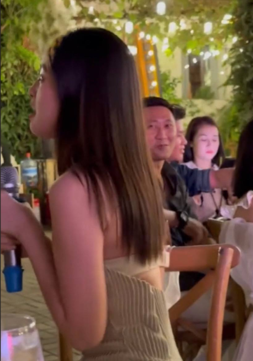 Khoảnh khắc Tiểu Vy được cho là lộ nội y gây tranh cãi.