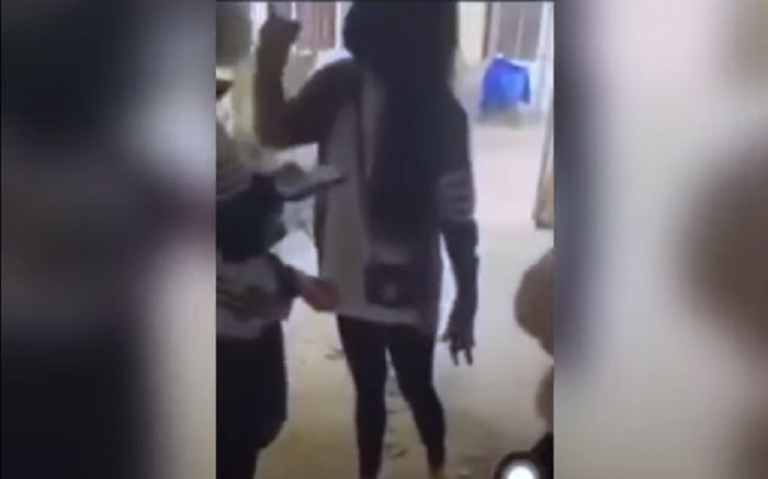 Xôn xao clip nữ sinh ở Nghệ An bị bạn đánh hội đồng lan truyền trên mạng xã hội, nhà trường nói gì? Ảnh 2