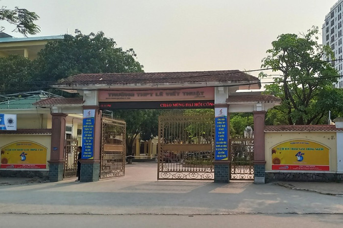 Thực tế, clip nữ sinh bị đánh hội đồng đang lan truyền trên mạng xã hội xảy ra tại nhà xe của trường THPT Lê Viết Thuật (TP. Vinh, Nghệ An)