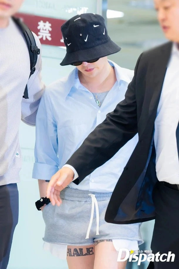 Nam idol diện quần thun ngắn, để lộ hình xăm ở chân.