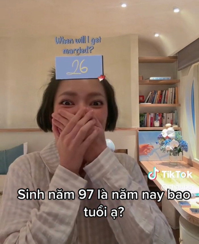 Châu Bùi phấn khích, liên tục ngại ngùng lấy tay che mặt. Chi tiết này như 'phát tín hiệu' chuyện Binz - Châu Bùi sẽ kết hôn trong năm nay.