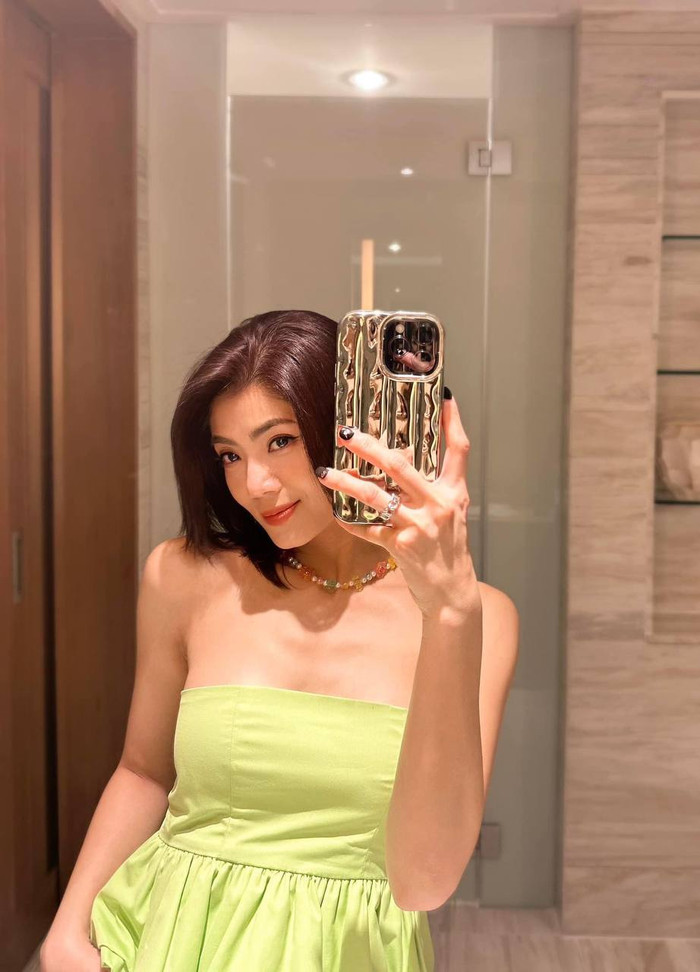 Cùng thời điểm, Đàm Phương Linh cũng khoe ảnh chụp trong một căn phòng. Theo tìm hiểu thì đây là góc view của một khách sạn nổi tiếng ở Nha Trang