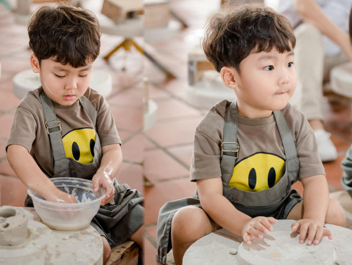 Bé Bo được Hòa Minzy cho tiếp xúc với các hoạt động trải nghiệm.