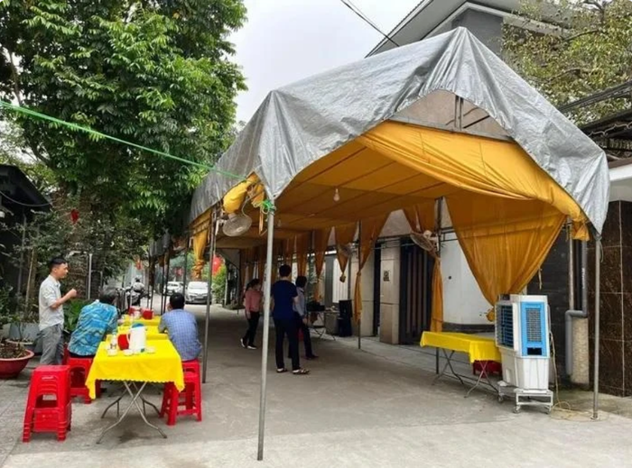 Gia đình lo tang sự cho cho nữ sinh. Ảnh: PNVN