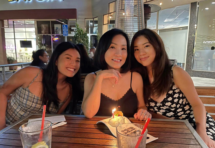 Hồng Đào bên cạnh hai cô con gái xinh đẹp. 