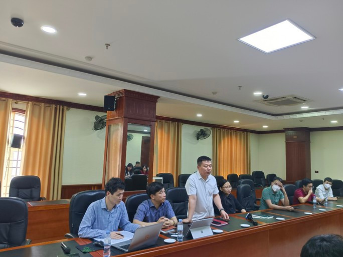 Đại diện Trường Đại học Vinh trả lời cơ quan báo chí sau khi sự việc xảy ra. (Ảnh: Người Lao Động)