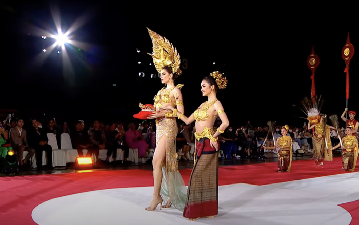  Ông Nawat bị chỉ trích vì để Engfa Waraha xuất hiện như 'người hầu' bên cạnh Miss Grand 2022 Ảnh 4